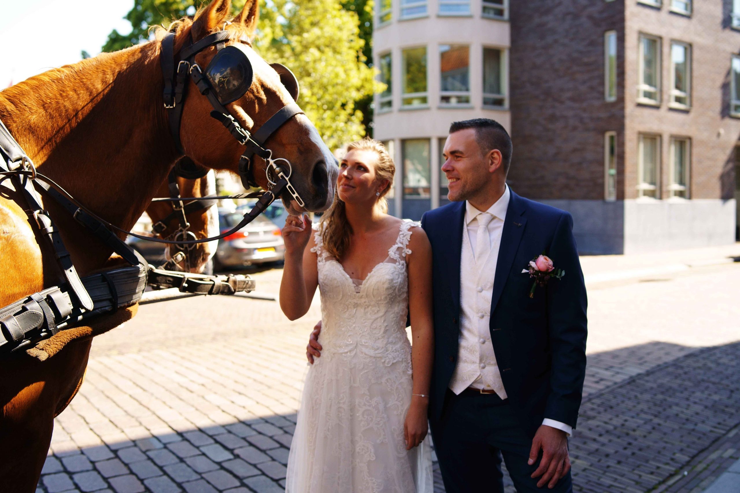 Bruiloft met paarden rondrit door Dordrecht - Angela de Baat Fotografie