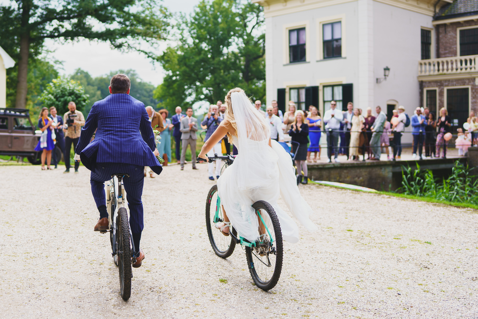 Kleurrijke bruiloft bij Kasteel de Haere - Angela de Baat Fotografie
