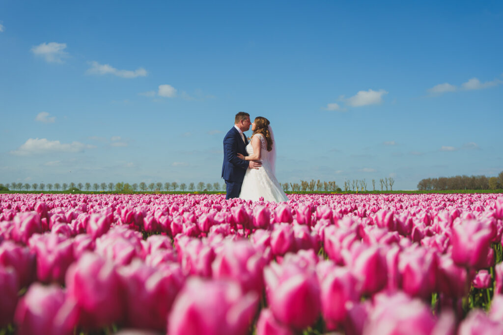 Trouwfoto's in de Hollandse Tulpenvelden - Angela de Baat Fotografie