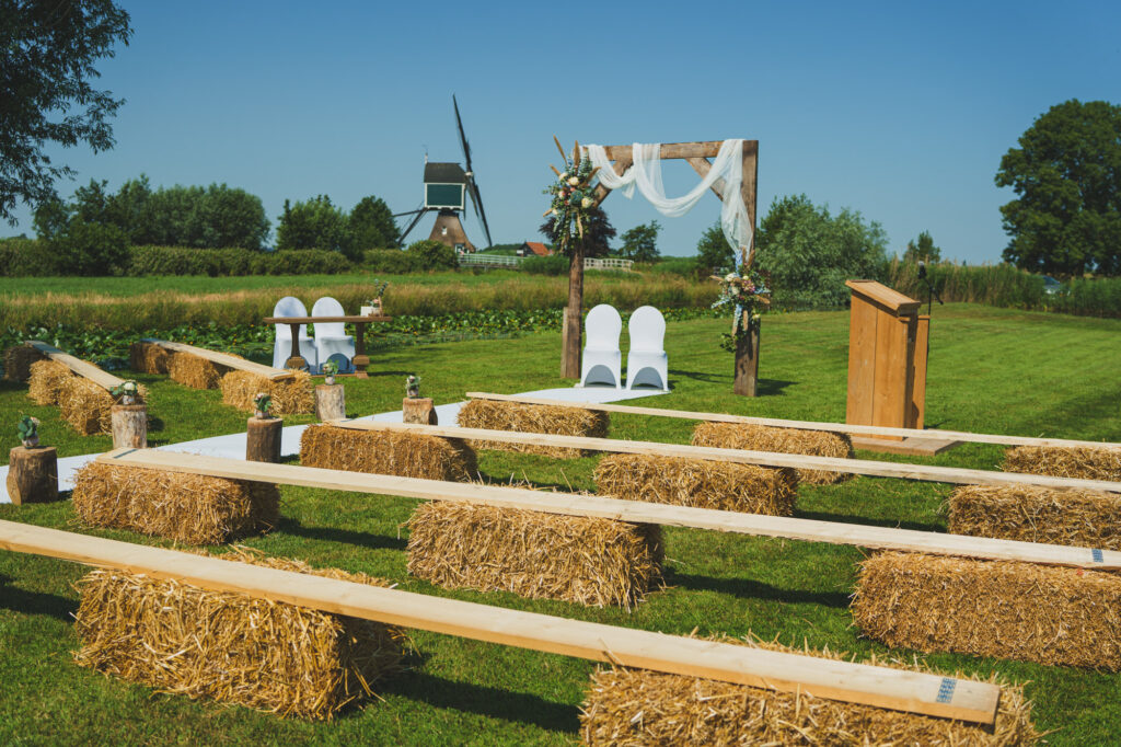 Zomerse trouwceremonie bij De Stal in Groot-Ammers - Angela de Baat Fotografie