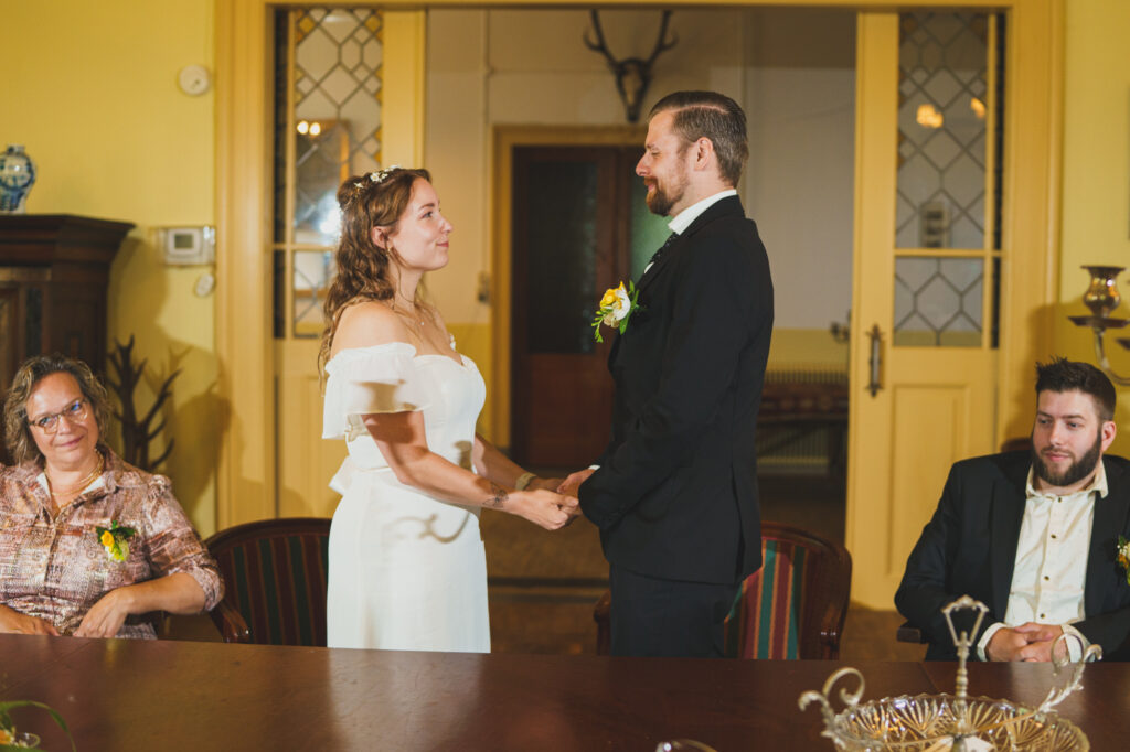 Intiem trouwen op Koetshuis Heuven - Angela de Baat Fotografie