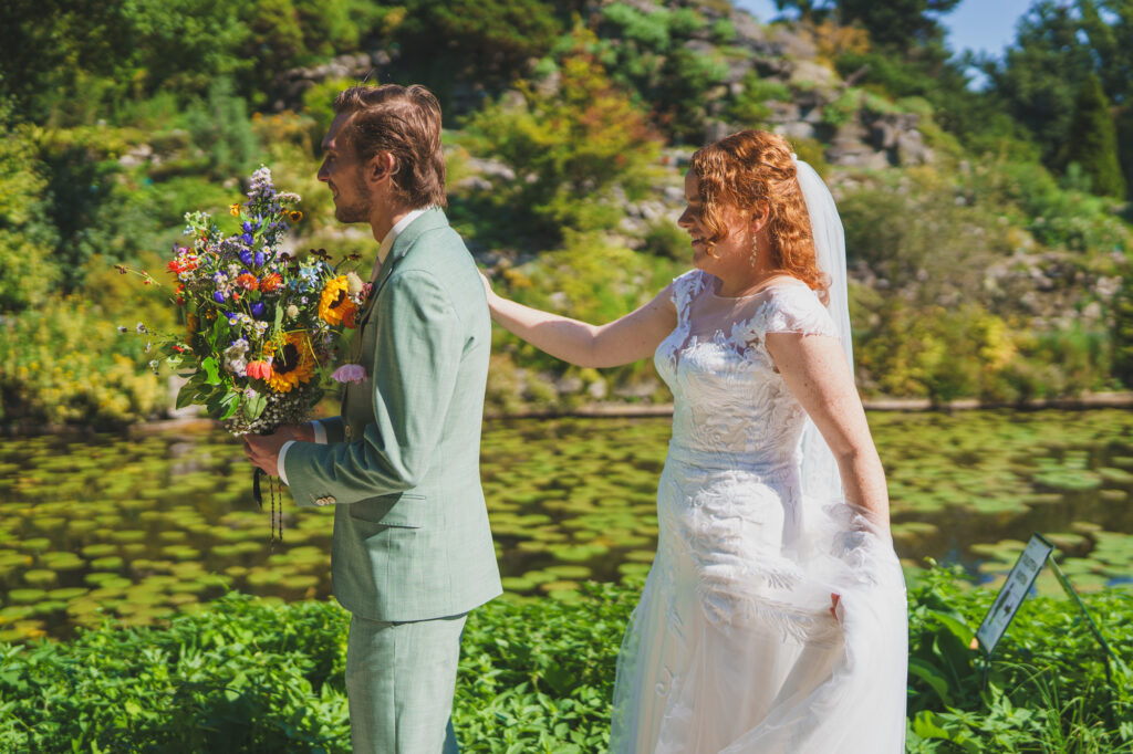 Zomerse bruiloft bij de Botanische Tuinen in Utrecht - Angela de Baat Fotografie