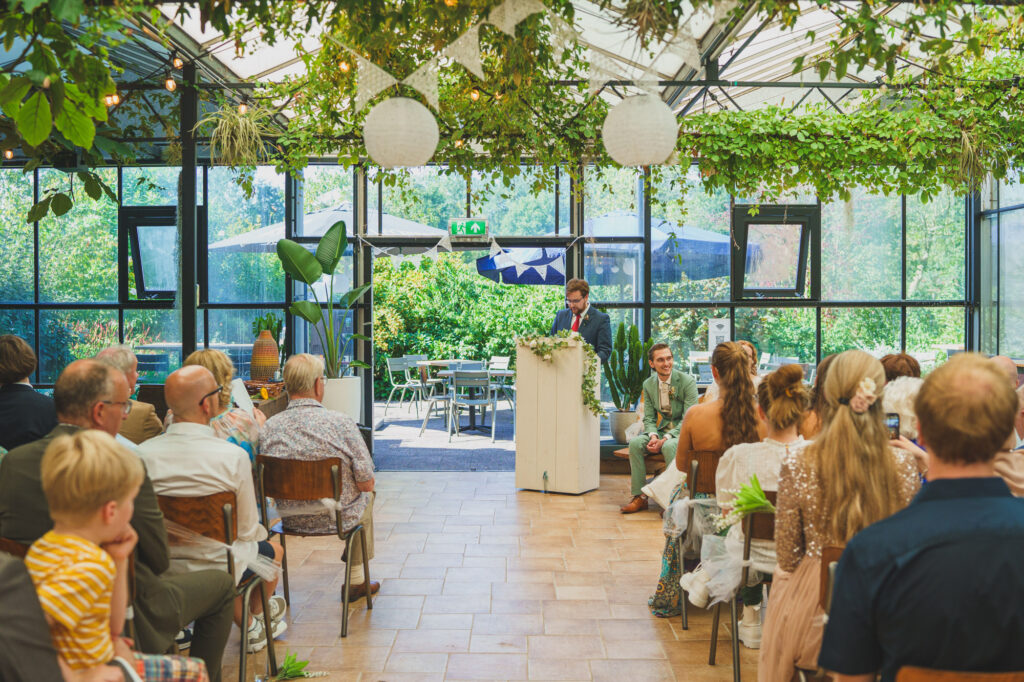 Zomerse bruiloft bij de Botanische Tuinen in Utrecht - Angela de Baat Fotografie