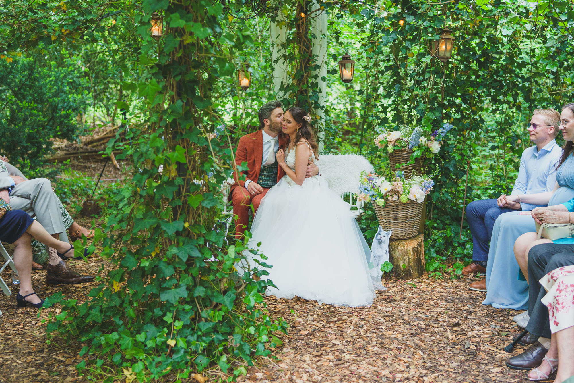 Romantisch trouwen bij De Woeste Hoeve - Angela de Baat Fotografie