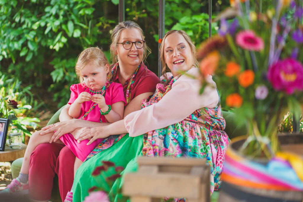 Kleurrijke bruiloft bij De Brabantse Hoeve - Angela de Baat Fotografie